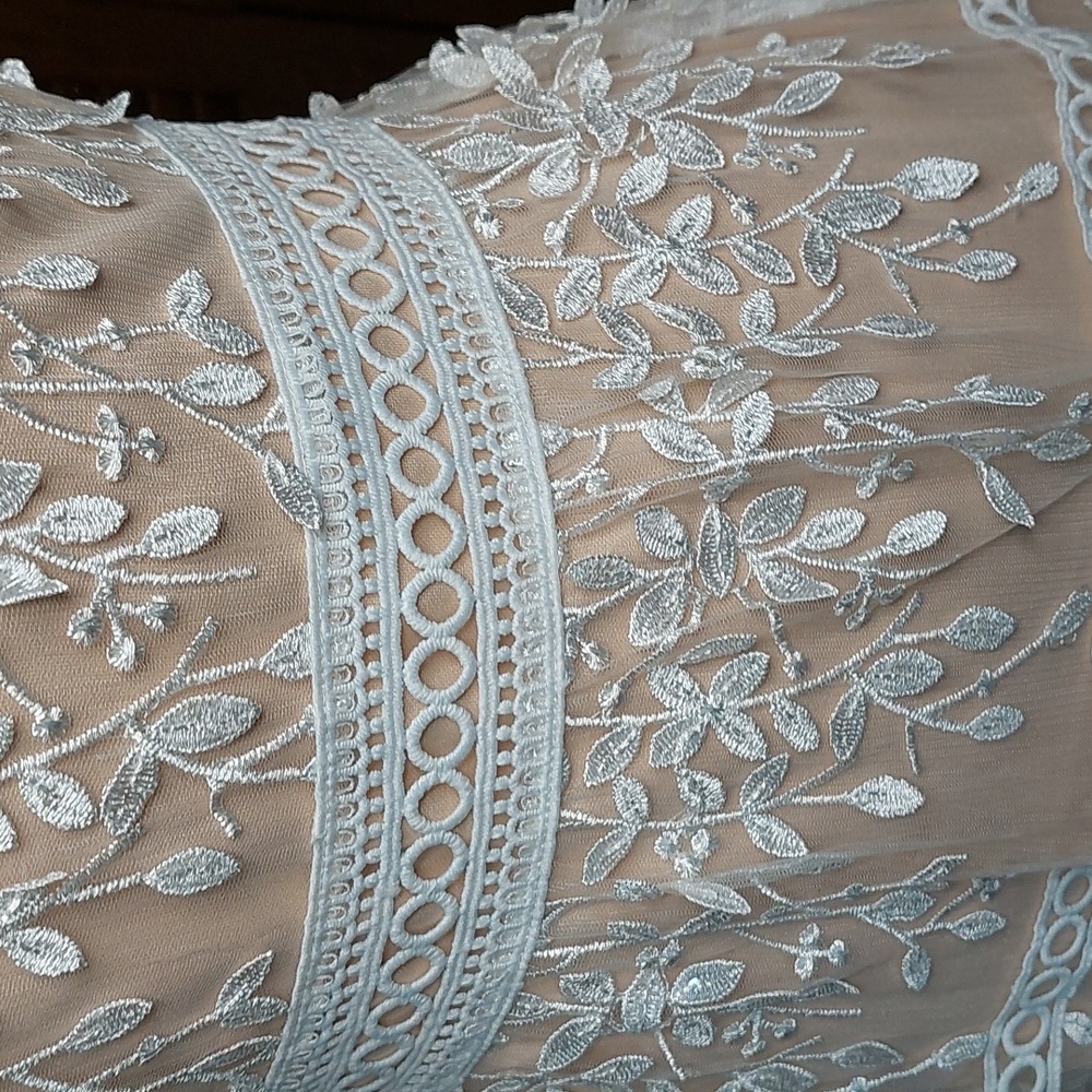 Veiled Collection Cream and White Embroidered Maxi Dress Sz XS - Picture 10 of 17